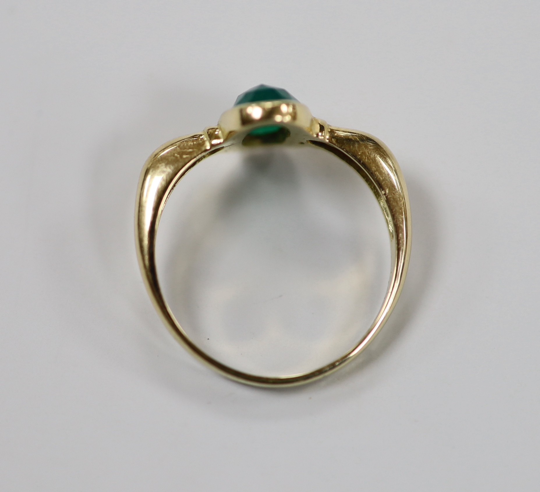 A modern yellow metal and single stone facetted oval chrysoprase set ring, size S, gross weight 3.7 grams.